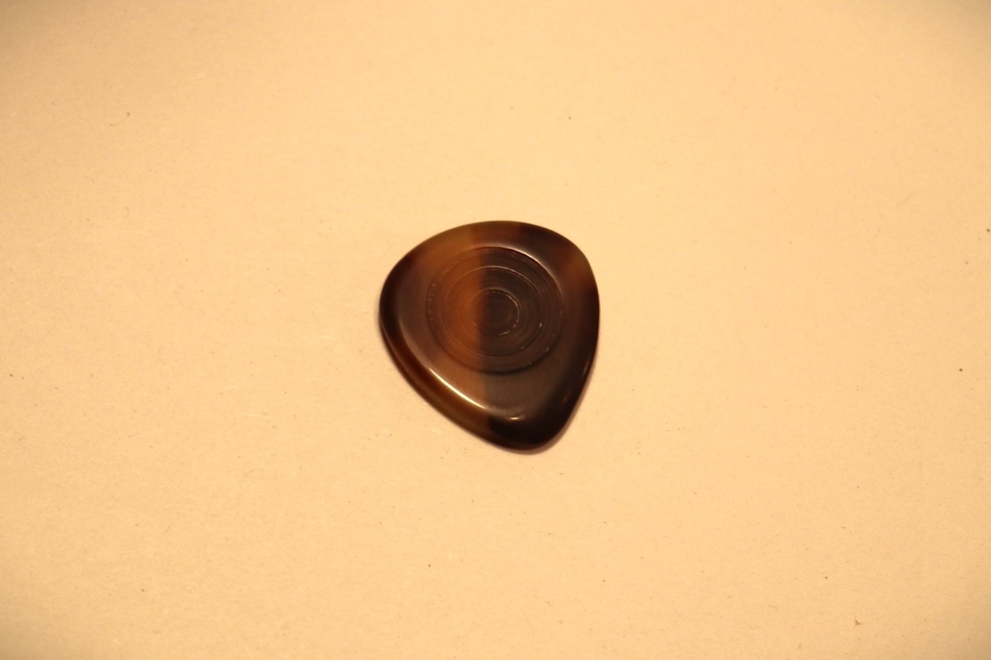 Plektrum: La pompe massif - Material: Gallalith oder Horn - 4-4.5mm - 10€